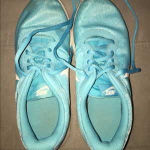 teal/light blue nike tennis shoes!